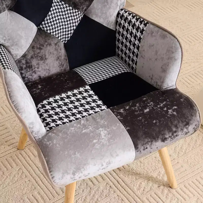 Poltrona d'accento rivestita in patchwork con schienale a orecchioni e braccioli