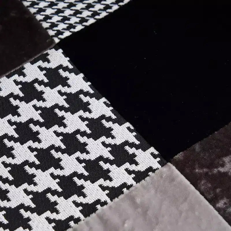 Poltrona d'accento rivestita in patchwork con schienale a orecchioni e braccioli