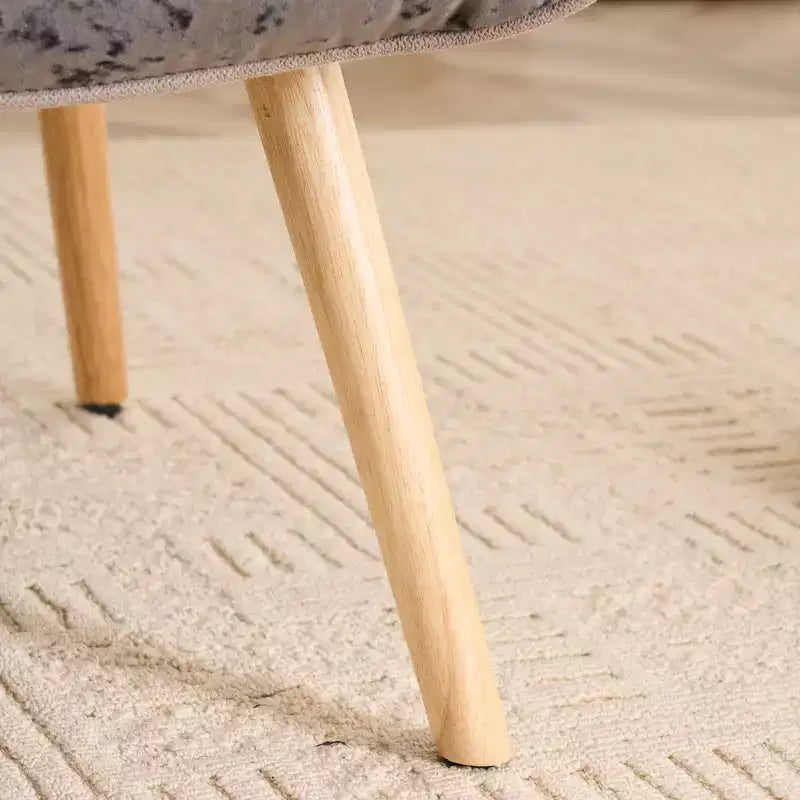 Poltrona d'accento rivestita in patchwork con schienale a orecchioni e braccioli