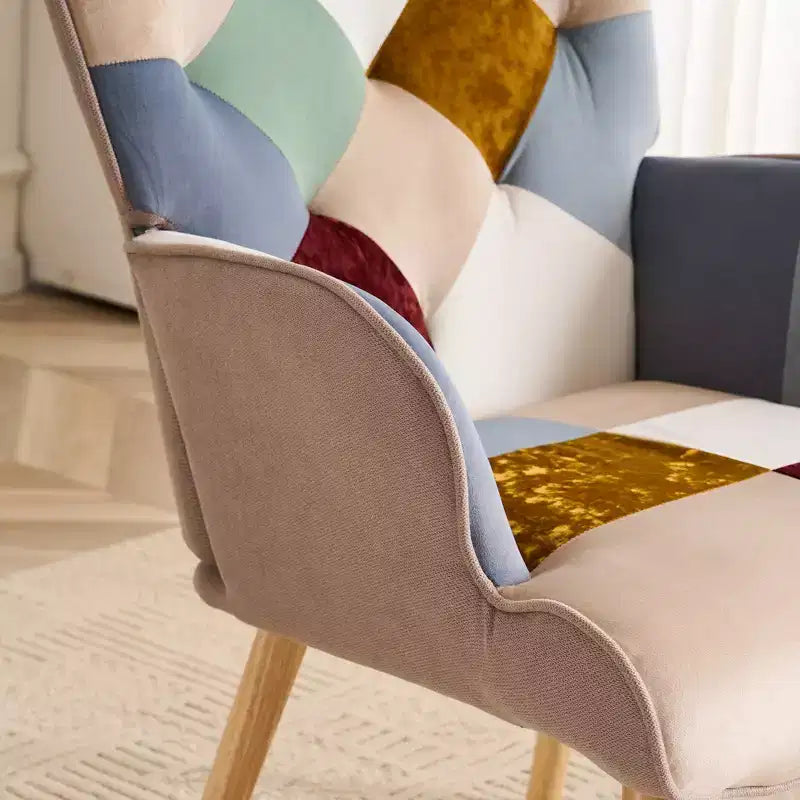 Poltrona d'accento rivestita in patchwork con schienale a orecchioni e braccioli
