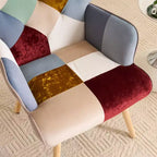 Poltrona d'accento rivestita in patchwork con schienale a orecchioni e braccioli