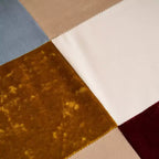 Poltrona d'accento rivestita in patchwork con schienale a orecchioni e braccioli