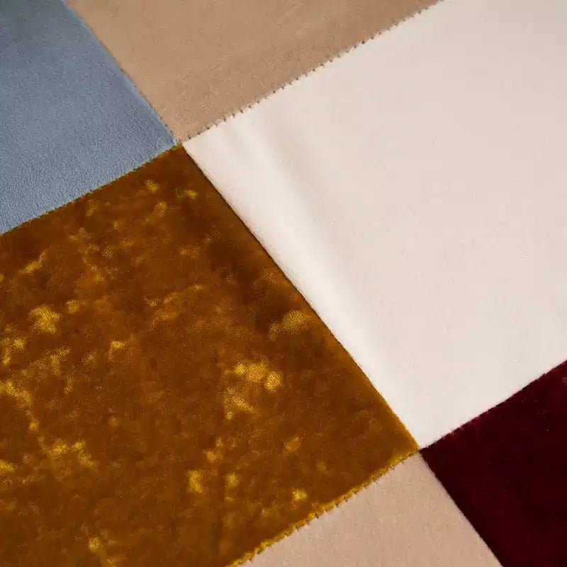 Poltrona d'accento rivestita in patchwork con schienale a orecchioni e braccioli