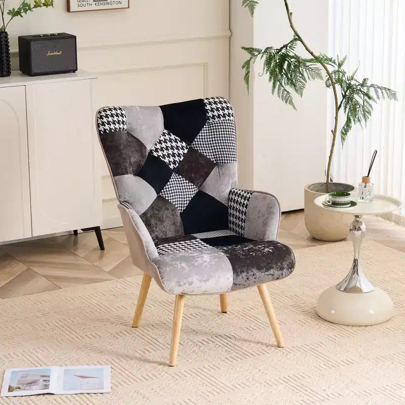 Poltrona d'accento rivestita in patchwork con schienale a orecchioni e braccioli