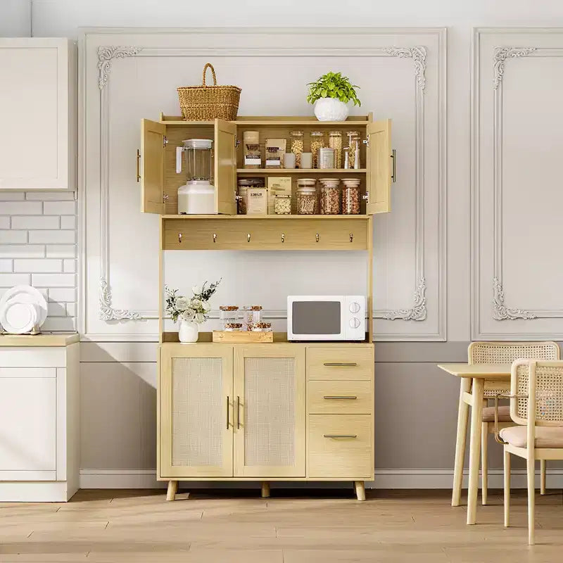 Mobile dispensa autoportante con cassetti, ante in rattan e ganci appenditutto
