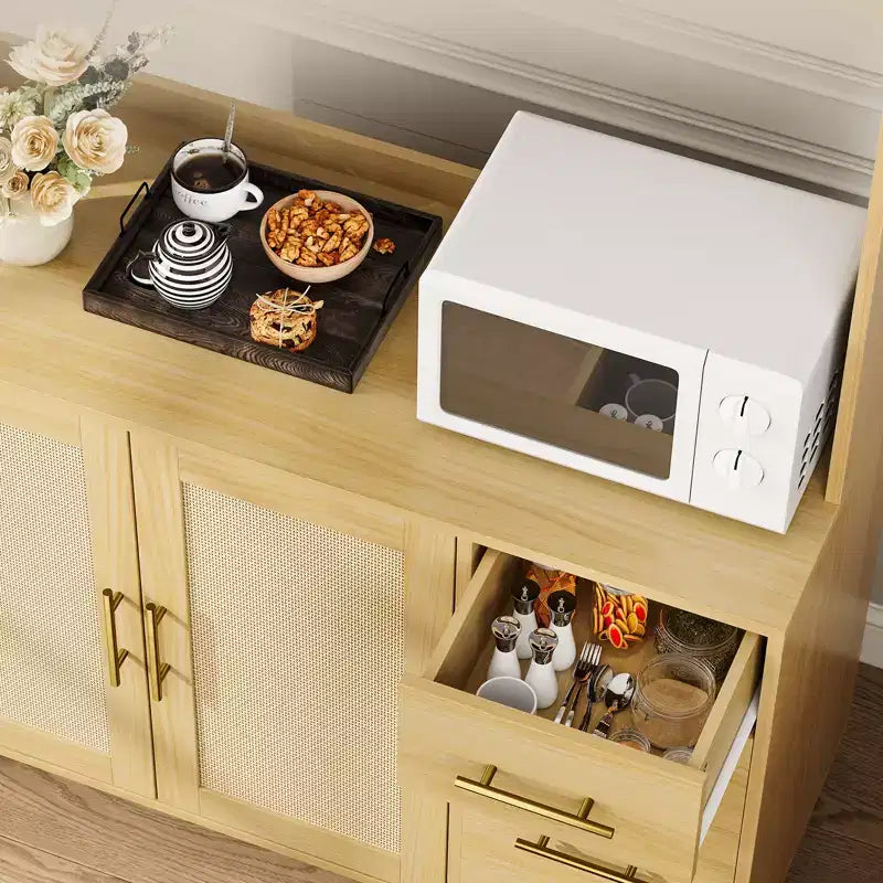 Mobile dispensa autoportante con cassetti, ante in rattan e ganci appenditutto