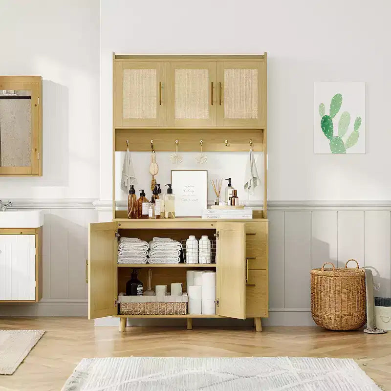 Mobile dispensa autoportante con cassetti, ante in rattan e ganci appenditutto