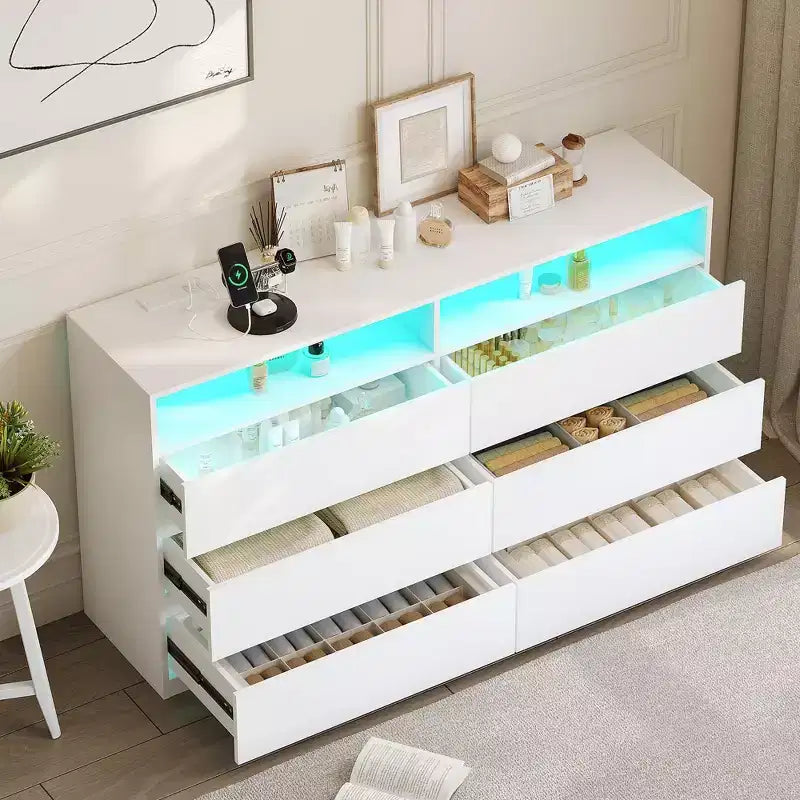 Comò a 6 cassetti con luci LED e presa di corrente